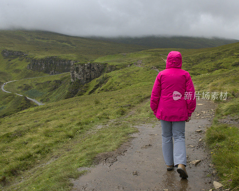 徒步旅行者在苏格兰Skye岛的cuith - raining山脉的后视图，通常被称为Quiraing。